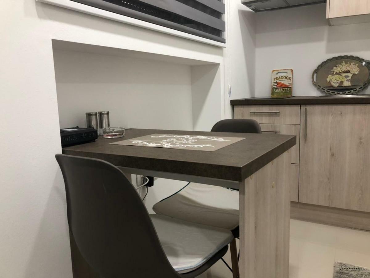Studio Apartment In Old Town- With Parking โมสตาร์ ภายนอก รูปภาพ